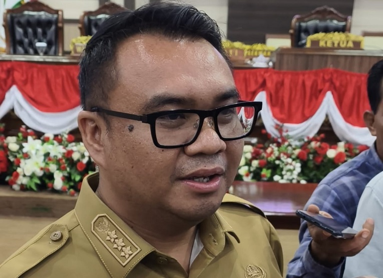 Bupati Kukar Aulia Rahman Basri usai menghadiri rapat paripurna DPRD Kukar, Selasa (27/7/2026), (Foto : Andri/dutakaltimnews.com)