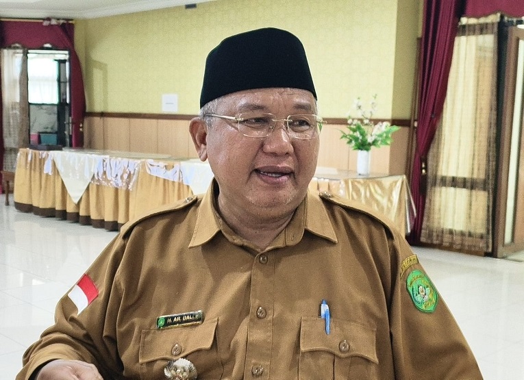 Camat Marangkayu AR. Ambo Dalle saat ditemui di Kantor DPRD Kukar Selasa (28/7/2026), (Foto : Andri/dutakaltimnews.com)