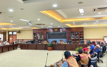RDP DPRD Kukar Terkait Penyerapan Tenaga Kerja Lokal dan Dampak Lingkungan Oleh Perusahaan di Desa Bukit Pariaman, Kecamatan Tenggarong Seberang, Rabu (22/7/2026), (Foto : Andri/dutakaltimnews.com)