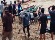 Perahu Ces Karam Saat Pulang Memancing, Warga Kenohan Ditemukan Meninggal di Sungai Belayan 11 Tim gabungan bersama warga mengevakuasi jenazah korban tenggelam di perairan Sungai Belayan, Desa Tuana Tuha, Kecamatan Kenohan. (Dok. Polsek Kenohan)