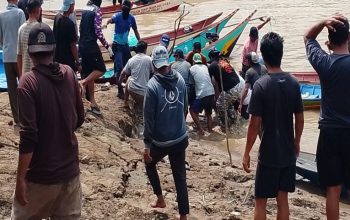 Perahu Ces Karam Saat Pulang Memancing, Warga Kenohan Ditemukan Meninggal di Sungai Belayan 5 Tim gabungan bersama warga mengevakuasi jenazah korban tenggelam di perairan Sungai Belayan, Desa Tuana Tuha, Kecamatan Kenohan. (Dok. Polsek Kenohan)