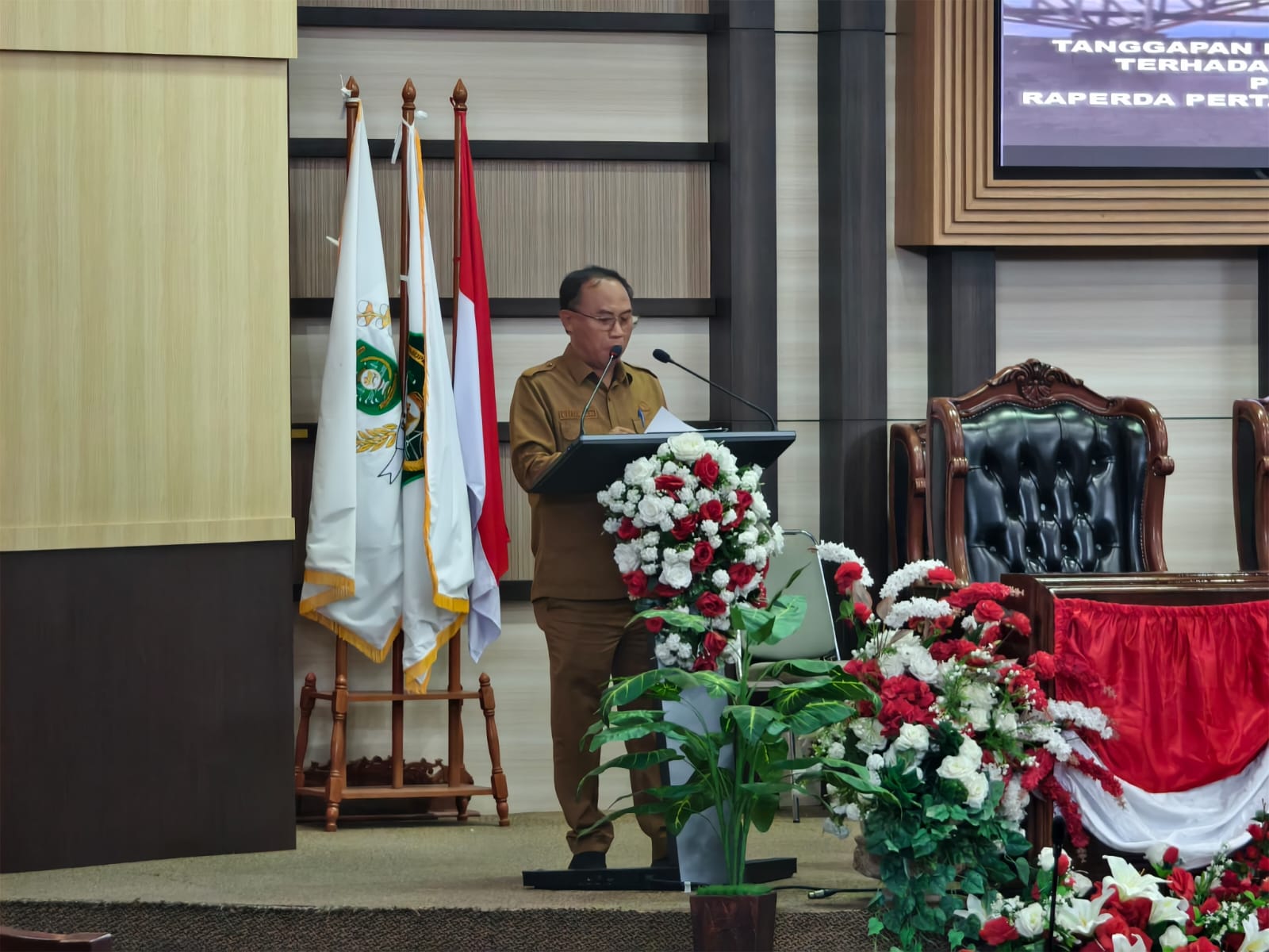 Plt. Sekertaris DPRD Kukar Lukman Saat Membacakan Perubahan Struktur Fraksi Nasdem DPRD Kukar (Dok. Andri/dutakaltimnews.com)