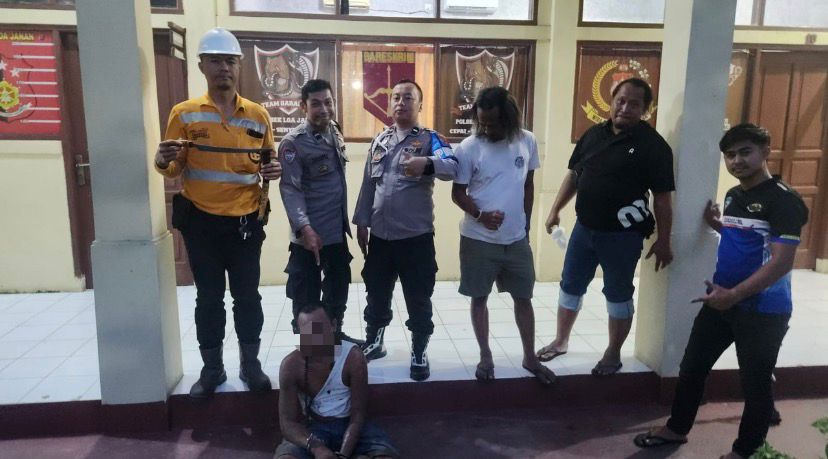 Pelaku Saat di Amankan Petugas Kepolisian. (Dok. Polsek Loa Janan)