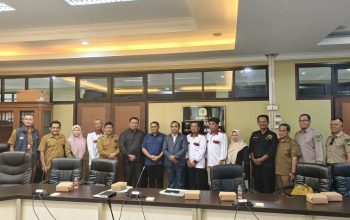 Foto Bersama RDP DPRD Kukar Terkait Permasalahan Longsor di Pemakaman RT 17 Kelurahan Bukit Biru, Tenggarong Senin (29/6/2026), (Foto : Andri/dutakaltimnews.com)