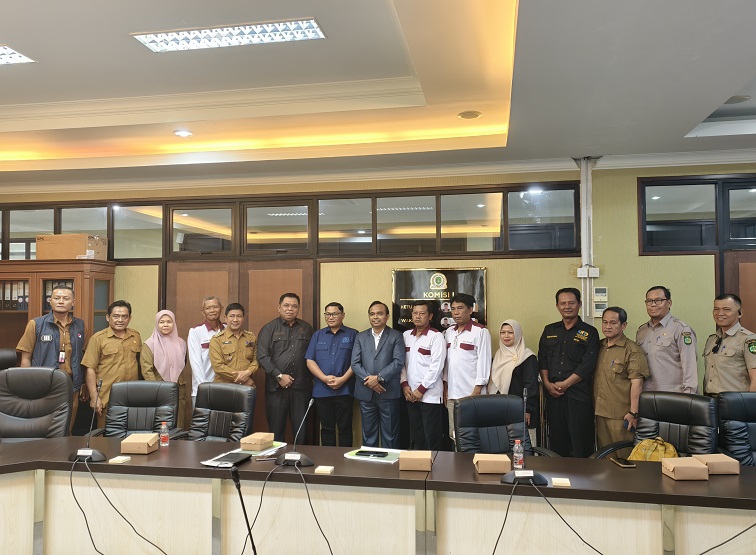 Foto Bersama RDP DPRD Kukar Terkait Permasalahan Longsor di Pemakaman RT 17 Kelurahan Bukit Biru, Tenggarong Senin (29/6/2026), (Foto : Andri/dutakaltimnews.com)