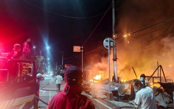 Kebakaran Pasar Mandiri Tradisional Muara Jawa Hanguskan Lima Kios, Kerugian Ditaksir Capai Rp600 Juta 6 Kebakaran di Pasar Mandiri Tradisional di Jalan Ahmad Yani, Kelurahan Muara Jawa Ulu, Kecamatan Muara Jawa. (Dok. Disdamkarmatan Kukar)