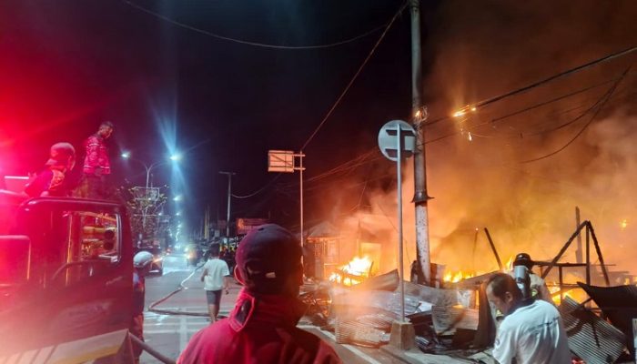 Kebakaran Pasar Mandiri Tradisional Muara Jawa Hanguskan Lima Kios, Kerugian Ditaksir Capai Rp600 Juta