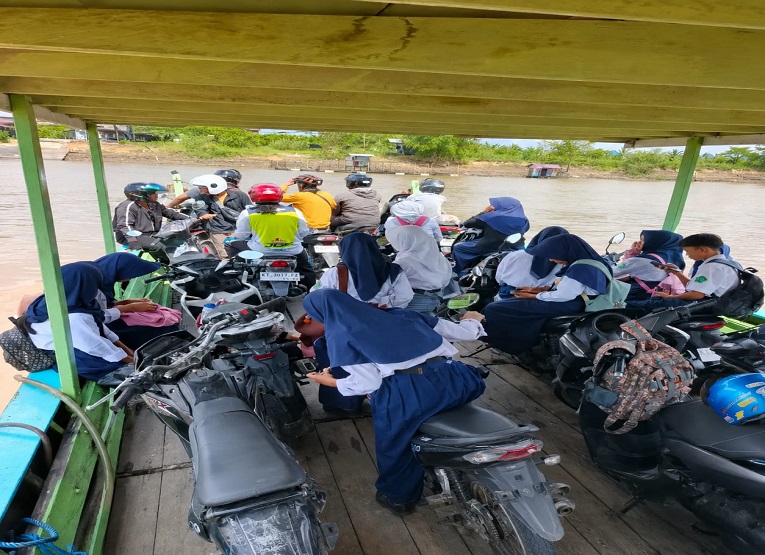 Kapal Fery Penyeberangan Desa Kayu Batu (Dok. Infokeroan Muara Muntai)