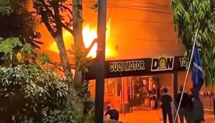 Diduga Korsleting Listrik, Teras Rumah di Jalan Pesut, Kelurahan Timbau Terbakar