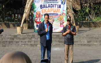 Kunjungi Pasar Ngasem, Menkeu Cicipi Makanan Tradisional Khas Yogyakarta dan Sapa Anak-Anak SD yang Sedang MPLS 7 Menteri Keuangan (Menkeu), Purbaya Yudhi Sadewa menyempatkan diri untuk mengunjungi Pasar Ngasem