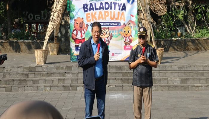 Kunjungi Pasar Ngasem, Menkeu Cicipi Makanan Tradisional Khas Yogyakarta dan Sapa Anak-Anak SD yang Sedang MPLS