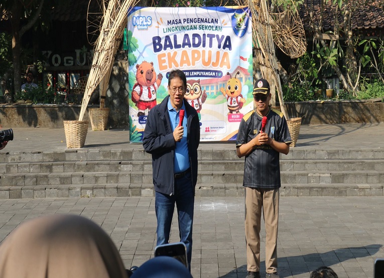 Menteri Keuangan (Menkeu), Purbaya Yudhi Sadewa menyempatkan diri untuk mengunjungi Pasar Ngasem