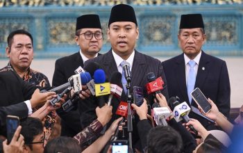 Kepala BGN Sudaryono (tengah), Gubernur Universitas RI Donny Ermawan Taufanto (kanan) dan Wakil Gubernur Universitas Yos Sunitiyoso (kanan) menyampaikan keterangan pers usai pelantikan pejabat baru di Istana Negara, Jakarta, Rabu (22/7/2026). Presiden Prabowo Subianto melantik Sudaryono menjadi Kepala BGN menggantikan Nanik Sudaryati Deyang dan melantik Marsekal TNI (Purn) Donny Ermawan Taufanto sebagai Gubernur Universitas RI serta Yos Sunitiyoso sebagai Wakil Gubernur Universitas RI. (ANTARA FOTO/Galih Pradipta)