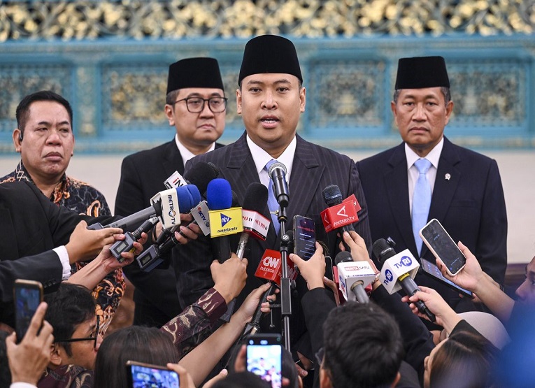 Kepala BGN Sudaryono (tengah), Gubernur Universitas RI Donny Ermawan Taufanto (kanan) dan Wakil Gubernur Universitas Yos Sunitiyoso (kanan) menyampaikan keterangan pers usai pelantikan pejabat baru di Istana Negara, Jakarta, Rabu (22/7/2026). Presiden Prabowo Subianto melantik Sudaryono menjadi Kepala BGN menggantikan Nanik Sudaryati Deyang dan melantik Marsekal TNI (Purn) Donny Ermawan Taufanto sebagai Gubernur Universitas RI serta Yos Sunitiyoso sebagai Wakil Gubernur Universitas RI. (ANTARA FOTO/Galih Pradipta)