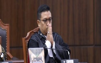 MK Putuskan Operator Wajib Sediakan Pilihan Layanan agar Sisa Kuota Tetap Aktif 5 Viktor Santoso Tandiasa Kuasa Hukum Pemohon saat mendengarkan sidang pengucapan putusan pengujian Undang-Undang tentang Jasa Layana Telekomunikasi, Kamis (23/07) di Ruang Sidang MK. (Foto Humas/Ifa).