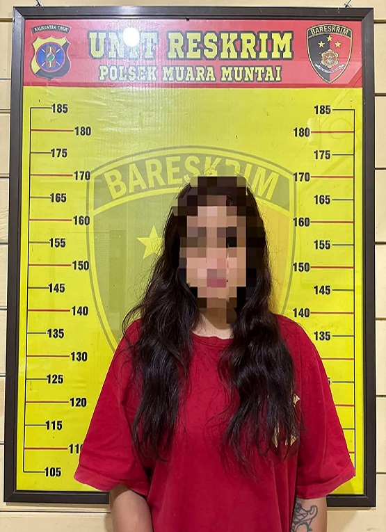 Pelaku Saat di Amankan Petugas Kepolisian. (Dok.Polsek Muara Muntai)