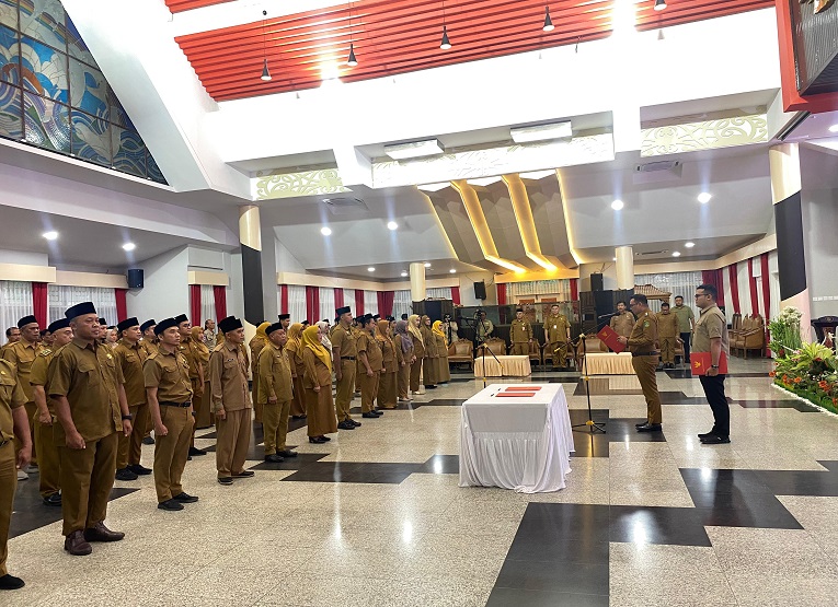 Pelantikan Pejabat Administrator dan Pengawas di Lingkungan Pemerintah Kabupaten Kutai Kartanegara.