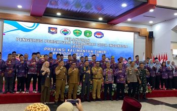 Pengurus PPDI Kaltim 2025–2030 Dikukuhkan, Status Perangkat Desa Jadi Prioritas 4 Pelantikan Pengurus Persatuan Perangkat Desa Indonesia (PPDI) Provinsi Kalimantan Timur masa bakti 2025–2030. (Irvan/dutakaltimnews.com)