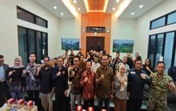PWI Kukar Bekali Wartawan dengan Kode Etik dan Public Speaking untuk Tingkatkan Profesionalisme 4 Pembukaan pembekalan kode etik jurnalistik dan pelatihan public speaking PWI Kukar di gedung serba guna PT MGRM (Foto : Andri/dutakaltimnews.com)