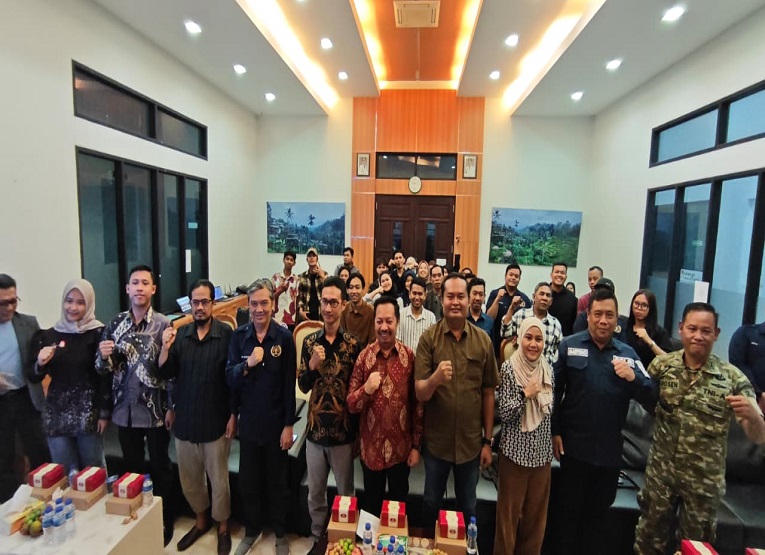 Pembukaan pembekalan kode etik jurnalistik dan pelatihan public speaking PWI Kukar di gedung serba guna PT MGRM (Foto : Andri/dutakaltimnews.com)