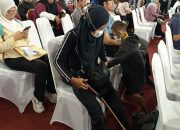 Perjuangan Evi di Bursa Kerja: Map di Tangan, Tongkat di Kaki
