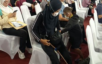 Perjuangan Evi di Bursa Kerja: Map di Tangan, Tongkat di Kaki 3 Evi ketika mendatangi Job Fair di Jakarta Timur di Gor Ciracas, Selasa (28/7/2026), ditemani sang anak. (Dok: Kompas.com )