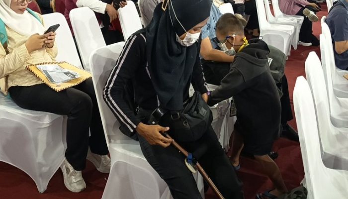 Perjuangan Evi di Bursa Kerja: Map di Tangan, Tongkat di Kaki