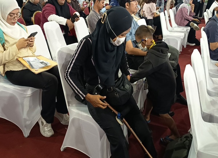 Evi ketika mendatangi Job Fair di Jakarta Timur di Gor Ciracas, Selasa (28/7/2026), ditemani sang anak. (Dok: Kompas.com )
