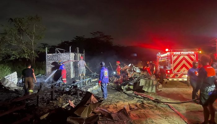 Mes Empat Pintu di Tenggarong Seberang Terbakar, Kerugian Ditaksir Rp300 Juta 2 Pendinginan Pemadam Kebakaran