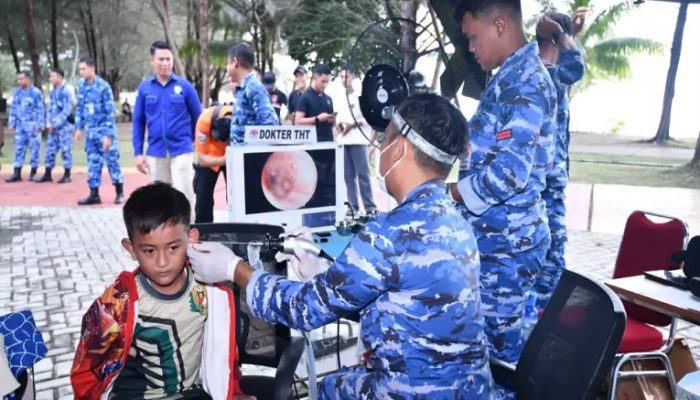 Pengobatan Massal Hari Bakti ke-79 TNI AU, Lanud Raden Sadjad Disambut Antusias Masyarakat Natuna 2 Pengobatan TNI AU di Kelpulauan Seribu