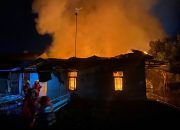 Kebakaran di Jalan Belida, Enam Kontrakan dan Satu Rumah Ludes Dilalap Api 13 Suasana Petugas dan Relawan Berusaha Memadamkan Kobaran Api. (Irvan/dutakaltimnews.com)