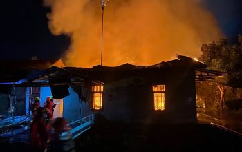 Kebakaran di Jalan Belida, Enam Kontrakan dan Satu Rumah Ludes Dilalap Api 7 Suasana Petugas dan Relawan Berusaha Memadamkan Kobaran Api. (Irvan/dutakaltimnews.com)