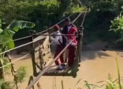Demi Sekolah, Pelajar di Kukar Pertaruhkan Nyawa Naik Kereta Gantung Seberangi Sungai