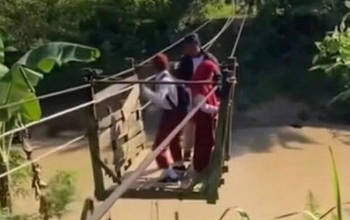Kondisi Jembatan Gantung di Desa Santan Ulu, Kecamatan Marangkayu (Dok. Facebook Arian)