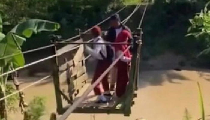 Demi Sekolah, Pelajar di Kukar Pertaruhkan Nyawa Naik Kereta Gantung Seberangi Sungai