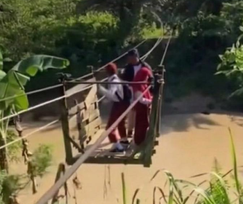 Kondisi Jembatan Gantung di Desa Santan Ulu, Kecamatan Marangkayu (Dok. Facebook Arian)