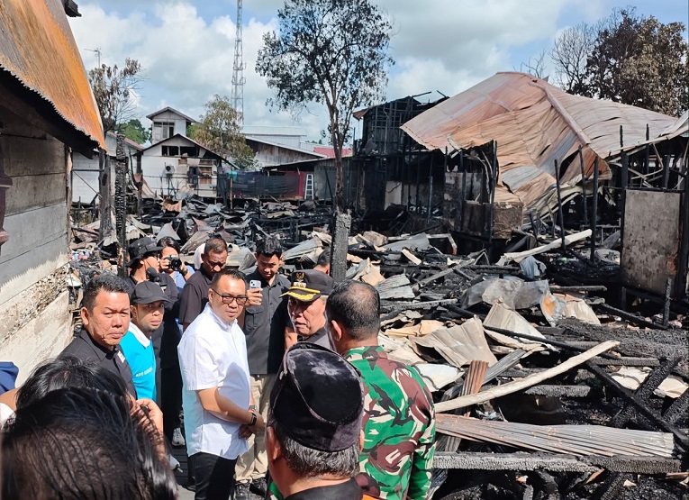 Bupati Kukar, Aulia Rahman Basri, meninjau sekaligus bersilaturahmi dengan warga terdampak kebakaran di Jalan AM Sangaji, RT 7, Kelurahan Baru. (Irvan/dutakaltimnews.com)