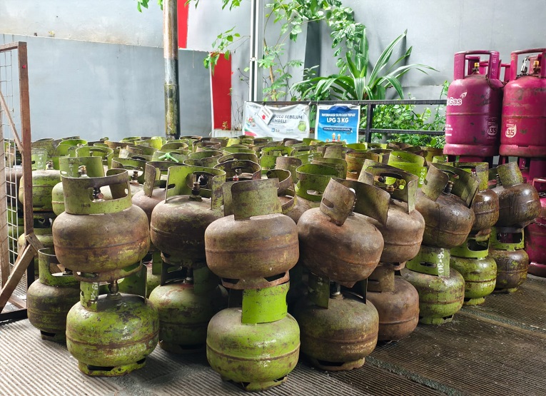 Direktur Utama PT Mahakam Gerbang Raja Migas (MGRM) Kukar, Efri Novianto di ruang kerjanya, Rabu (1/7/2026), (Foto : Andri/dutakaltimnews.com)
