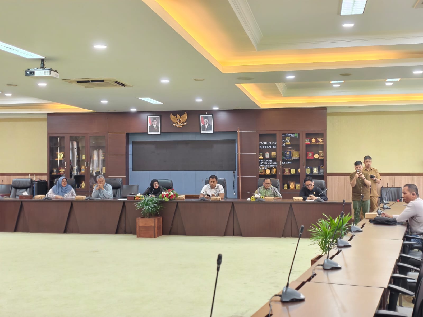 RDP DPRD Kukar Bersama Pihak Terkait Kejelasan Tentang Status Santri Terdampark Penutupan Pesantren Ibadurrahman, Senin (6/7/2026), (Foto : Andri/dutakaltimnews.com)