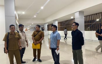 Rendi Solihin Siapkan Revitalisasi Tangga Arung Square, Libatkan UMKM dan Wirausaha Muda 3 Wakil Bupati Kutai Kartanegara, Rendi Solihin, Melakukan Peninjau di Pasar Tangga Arung Square. (Irvan/dutakaltimnew.com)