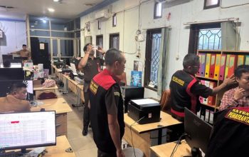 Kejati Kaltim Melakukan Penggeledahan Kantor Disdikbud Kukar. (Dok. Humas Kejati Kaltim)