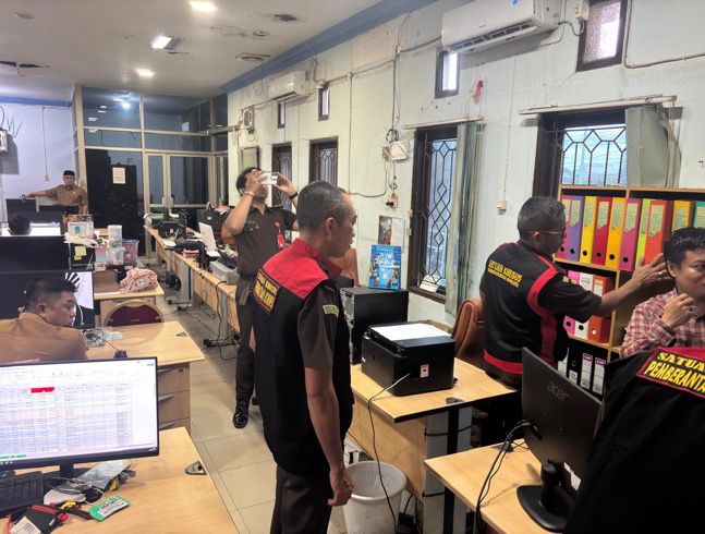 Kejati Kaltim Melakukan Penggeledahan Kantor Disdikbud Kukar. (Dok. Humas Kejati Kaltim)