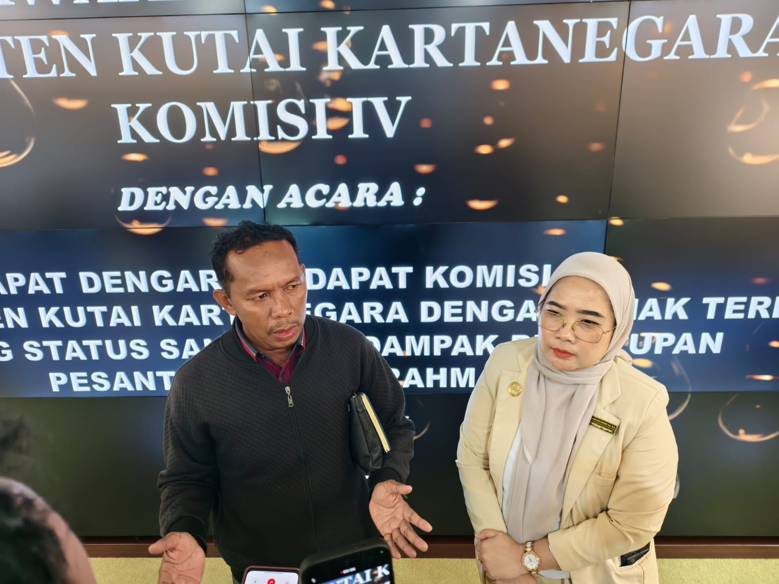 Kuasa hukum Tim Reaksi Cepat Perlindungan Perempuan dan Anak Kalimantan Timur (TRC PPA Kaltim) Sudirman, Usai Menghadiri RDP DPRD Senin (6/7/2026), (Foto : Andri/dutakaltimnews.com)