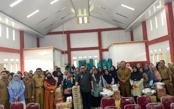 50 Pelaku UMKM Perempuan di Tenggarong Terima Bantuan Stimulus 4 Penyerahan Bantuan Usaha Ekonomi Produktif bagi 50 Perempuan Penerima Manfaat Pelaku Ekonomi Kreatif di Wilayah Tenggarong bertempat di BPU, Kantor Camat Tenggarong. (Irvan/dutakaltimnews.com)