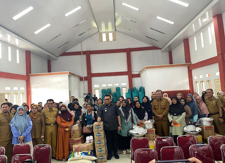 Penyerahan Bantuan Usaha Ekonomi Produktif bagi 50 Perempuan Penerima Manfaat Pelaku Ekonomi Kreatif di Wilayah Tenggarong bertempat di BPU, Kantor Camat Tenggarong. (Irvan/dutakaltimnews.com)