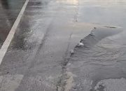 Kondisi Jalan Retak Akibat Pipa PDAM Cabang Tenggarong Bocor Rabu (8/7/26). (Dok Facebook/Zainal Ali)
