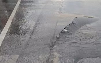 Kondisi Jalan Retak Akibat Pipa PDAM Cabang Tenggarong Bocor Rabu (8/7/26). (Dok Facebook/Zainal Ali)