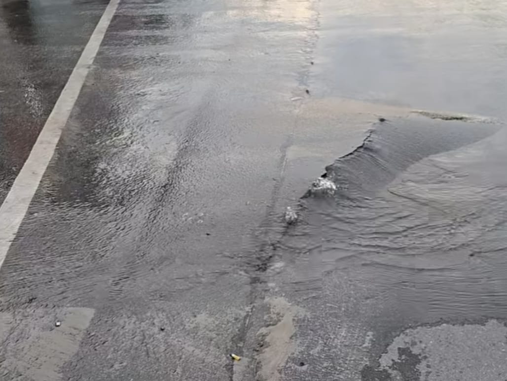 Kondisi Jalan Retak Akibat Pipa PDAM Cabang Tenggarong Bocor Rabu (8/7/26). (Dok Facebook/Zainal Ali)