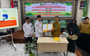 Disdukcapil Kukar dan Kemenag Kukar Luncurkan Inovasi SEJOLI, Dokumen Kependudukan Langsung Terbit Usai Akad Nikah 3 penandatanganan Perjanjian Kerja Sama antara Disdukcapil kukar dan Kemenag Kukar tentang Pelayanan Penerbitan Dokumen Kependudukan Pasca Akad Nikah. (Dok. Kemenag Kukar)
