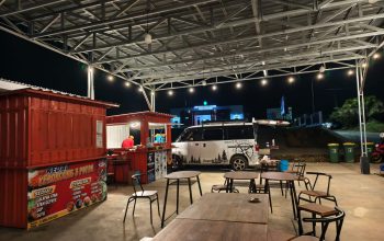 Tampak Stan UMKM Wanita Kreatif Desa Teluk Dalam, Kecamatan Tenggarong Seberang Saat Malam Hari (Dok. Andri/dutakaltimnews.com)